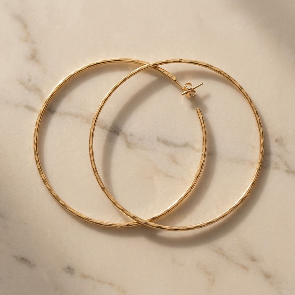 Argollas grandes doradas textura diamantada - Aurelis & Co.