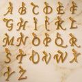 Dije letra script dorada personalizada A-Z - Aurelis & Co.