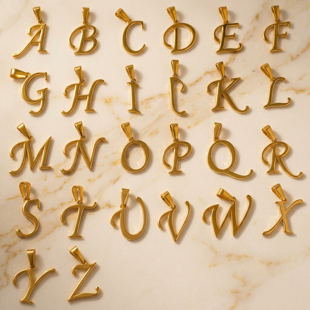Dije letra script dorada personalizada A-Z - Aurelis & Co.