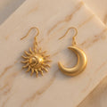 Aretes sol y luna dorados mismatched - Aurelis & Co.
